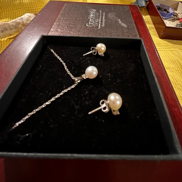Gordon Jewelers pearl diamond pendent and earrings - Picture 3 of 4
